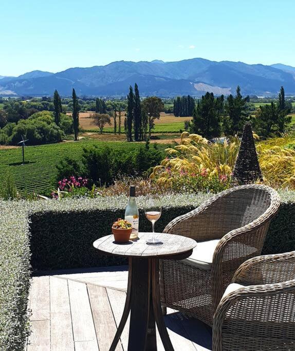 Luxury Cottage With Stunning Vineyard Views Renwick ภายนอก รูปภาพ